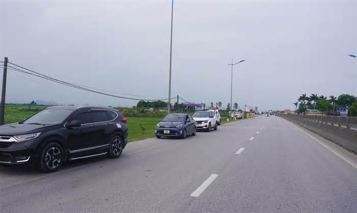 Hàng loạt ôtô bị xử phạt vì thói quen quay đầu xe gần cầu Nguyệt Viên