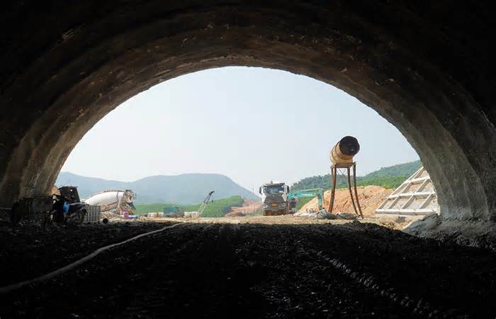 Thông hầm xuyên núi trên cao tốc Vũng Áng - Bùng