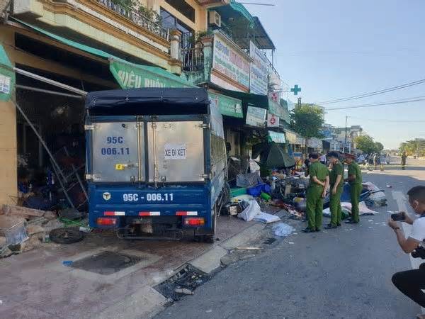 Quảng Ngãi: Xe tải mất lái tông vào nhà dân, 3 người thương vong