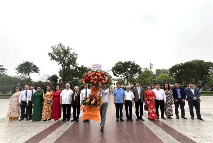 Hội Hữu nghị Việt Nam - Liên bang Nga dâng hoa tưởng niệm Lê-nin tại Hà Nội