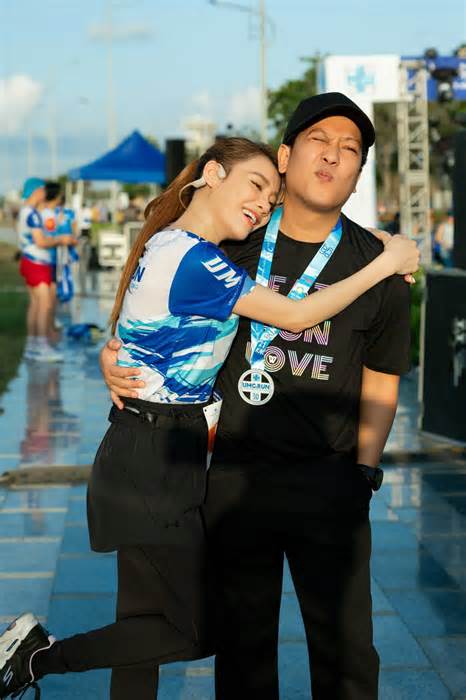 Nhã Phương ôm chặt Trường Giang sau buổi chạy marathon