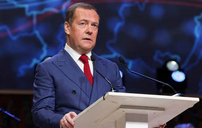 Ông Medvedev bác bỏ 'tin đồn' Nga đang cạn kiệt tên lửa