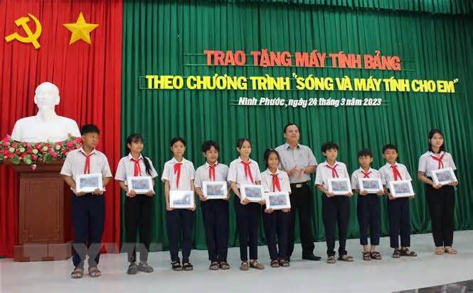 Trao hơn 1.200 máy tính bảng cho học sinh khó khăn ở Ninh Thuận