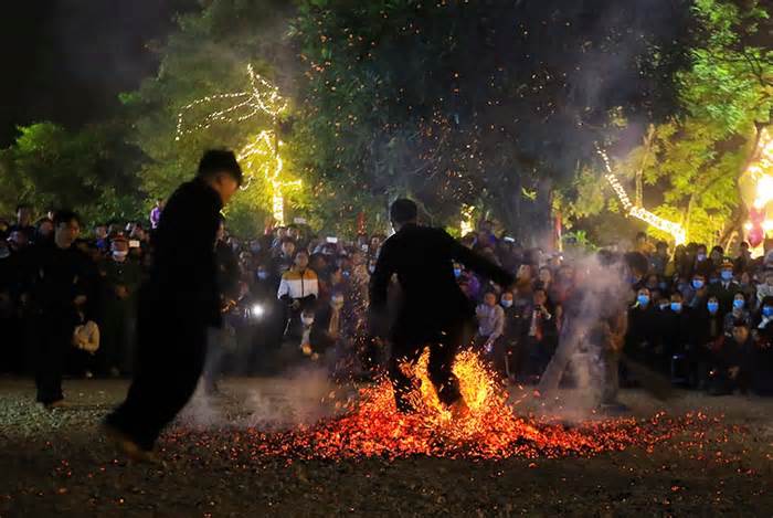 Nghi thức nhảy lửa trong lễ hội Bàn Vương năm 2023 tại Quảng Ninh