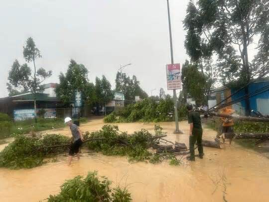 Mưa lớn kéo dài kèm gió mạnh, nhiều nhà dân ở Lâm Đồng bị tốc mái