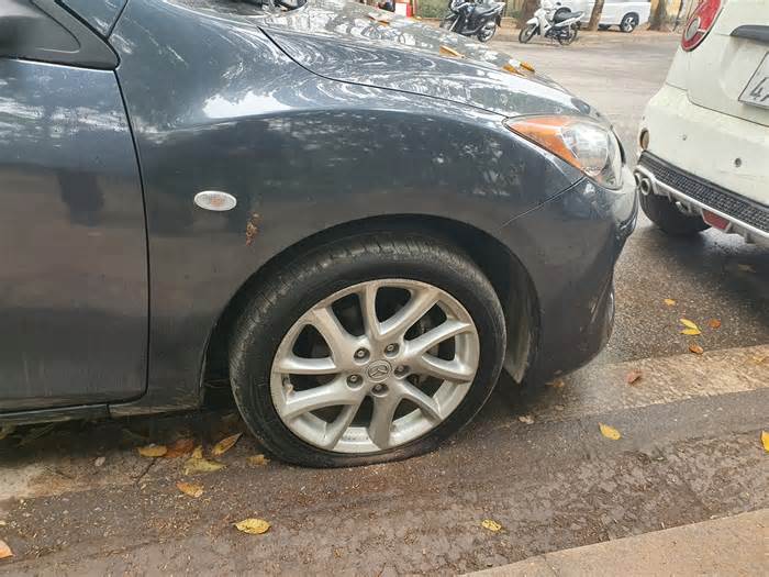 Hàng loạt ôtô bị chọc thủng lốp ở khu đô thị Linh Đàm