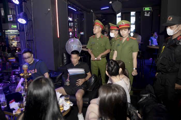 Gần 100 cảnh sát kiểm tra hai quán bia club ở phố Tây Bùi Viện