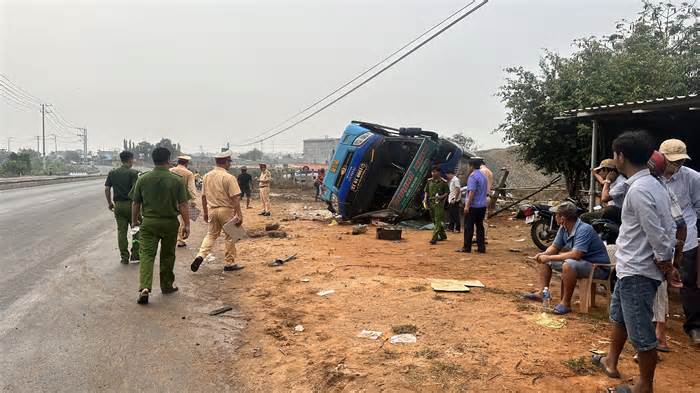 Vụ lật xe khách ở Bình Thuận: 1 người bị thương nặng đã tử vong