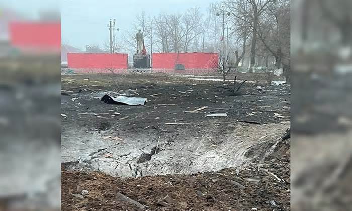 Máy bay Nga đánh rơi bom xuống làng gần biên giới với Ukraine