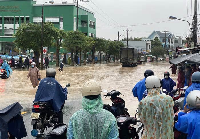 Mưa lớn, lũ dâng cao gây chia cắt giao thông ở tỉnh Quảng Nam