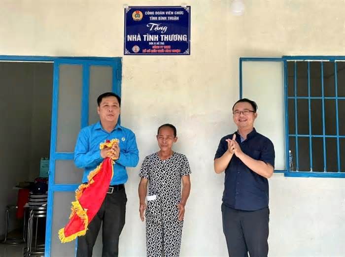Công đoàn Viên chức tỉnh Bình Thuận trao nhà tình thương chào mừng Đại hội Công đoàn tỉnh