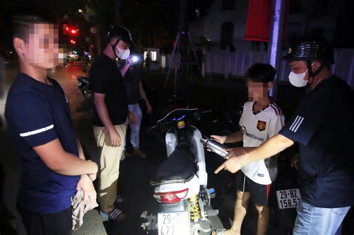 Cảnh sát 141 hóa trang truy quét nhóm thanh niên nẹt pô ở Nhà hát Lớn