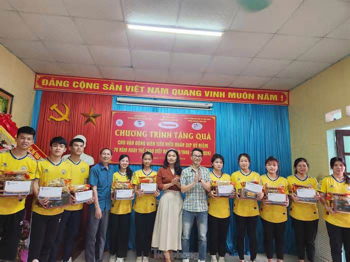 Tặng quà các Vận động viên trẻ tiêu biểu tỉnh Lạng Sơn