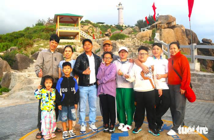 Du lịch Phú Yên bùng nổ, Gành Đá Đĩa hút khách thăm quan