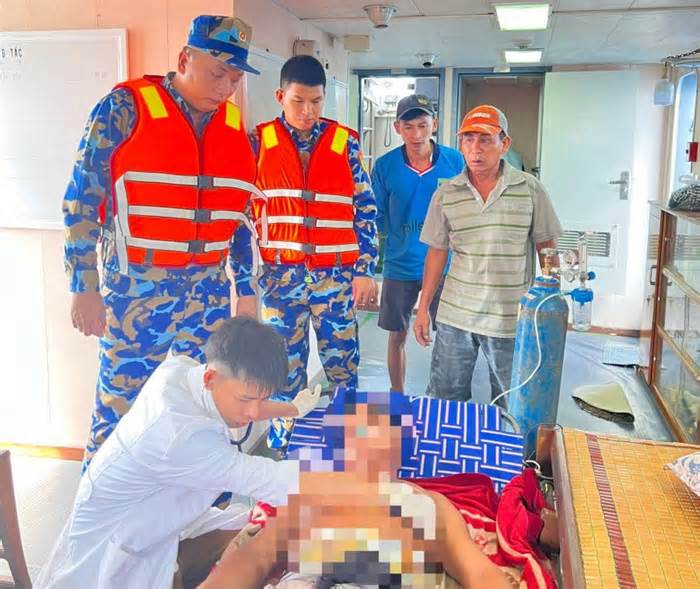Thuyền viên bị cá kiếm đâm vào bụng được đưa vào cảng đảo Phú Quý cấp cứu