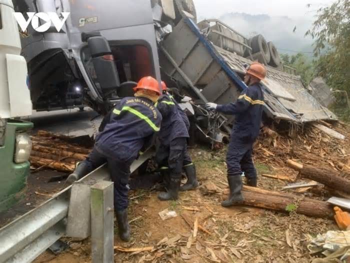 Lật xe tải chở gỗ ở Bắc Kạn, 2 người chết