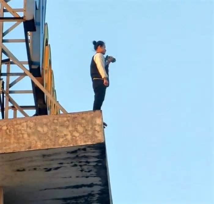 Giải cứu thành công cô gái 19 tuổi leo lên nóc tòa nhà 25 tầng định tự tử