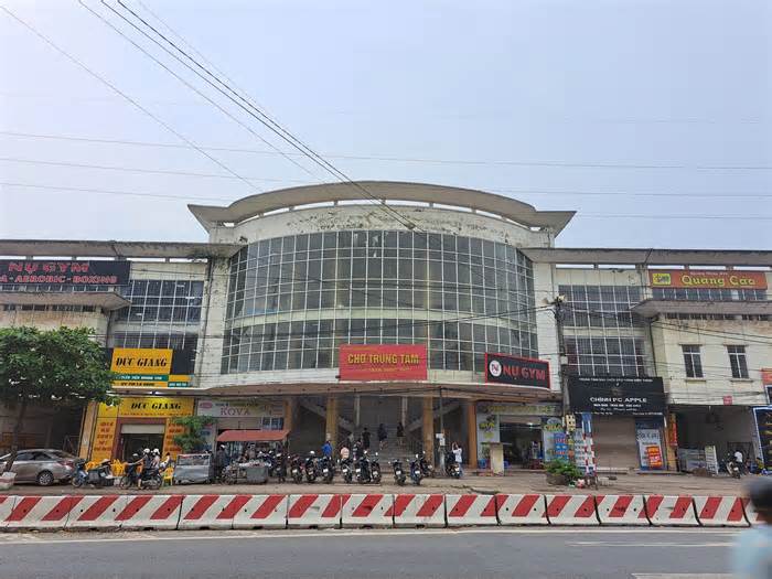 Chợ trung tâm huyện hơn 50 tỉ ở Hà Nội xuống cấp