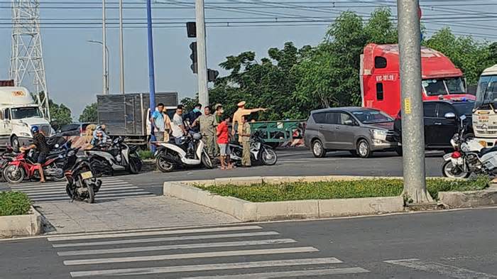 Hiện trường vụ tai nạn giữa xe máy và xe tải khiến 1 người tử vong ở TPHCM