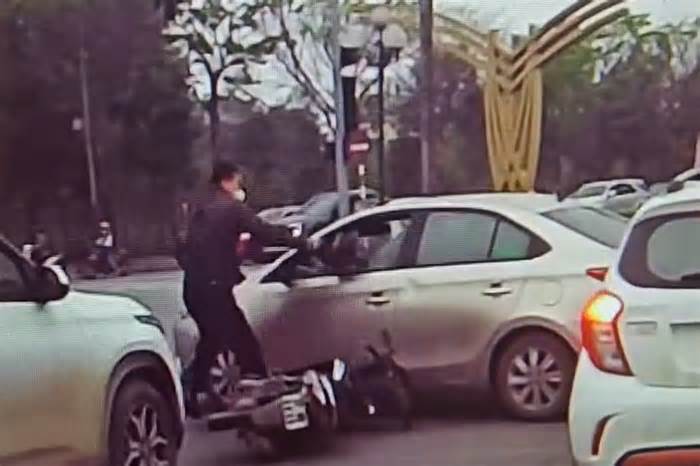 Va chạm giao thông, người đàn ông dùng mũ bảo hiểm đập vỡ kính ô tô