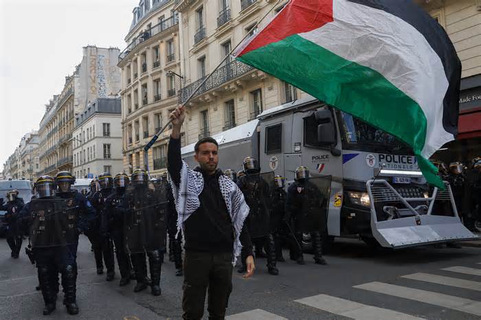 10.000 người tuần hành ở Paris phản đối Israel không kích Rafah