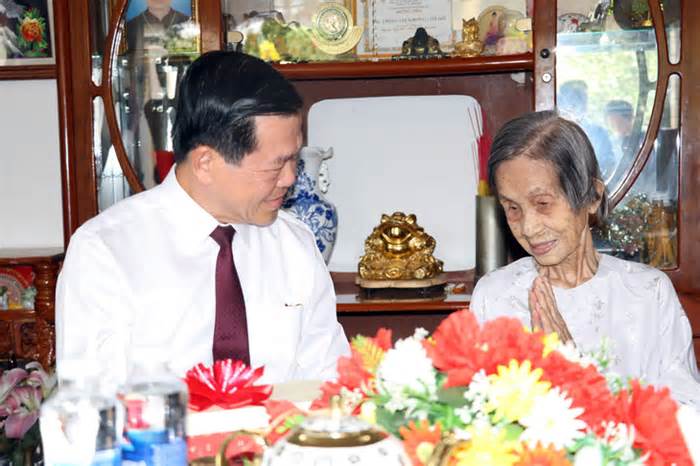 Bí thư Tỉnh ủy Đồng Nai thăm, tặng quà cho 'cụ bà cao tuổi nhất thế giới'