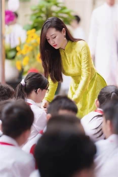 Danh tính cô giáo Hà Nội bất ngờ nổi tiếng sau lễ khai giảng