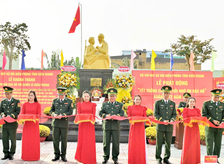 Khánh thành tượng đài Bác Hồ với chiến sĩ biên phòng