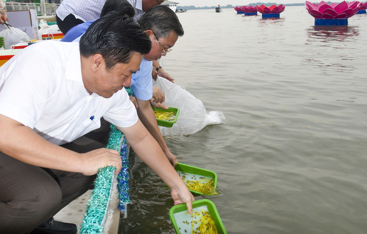 Thả hơn 2 triệu con tôm, cua giống xuống đầm Đông Hồ