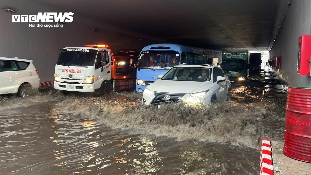 Mưa trái mùa ở TP.HCM, hầm chui Nguyễn Văn Linh ngập nặng