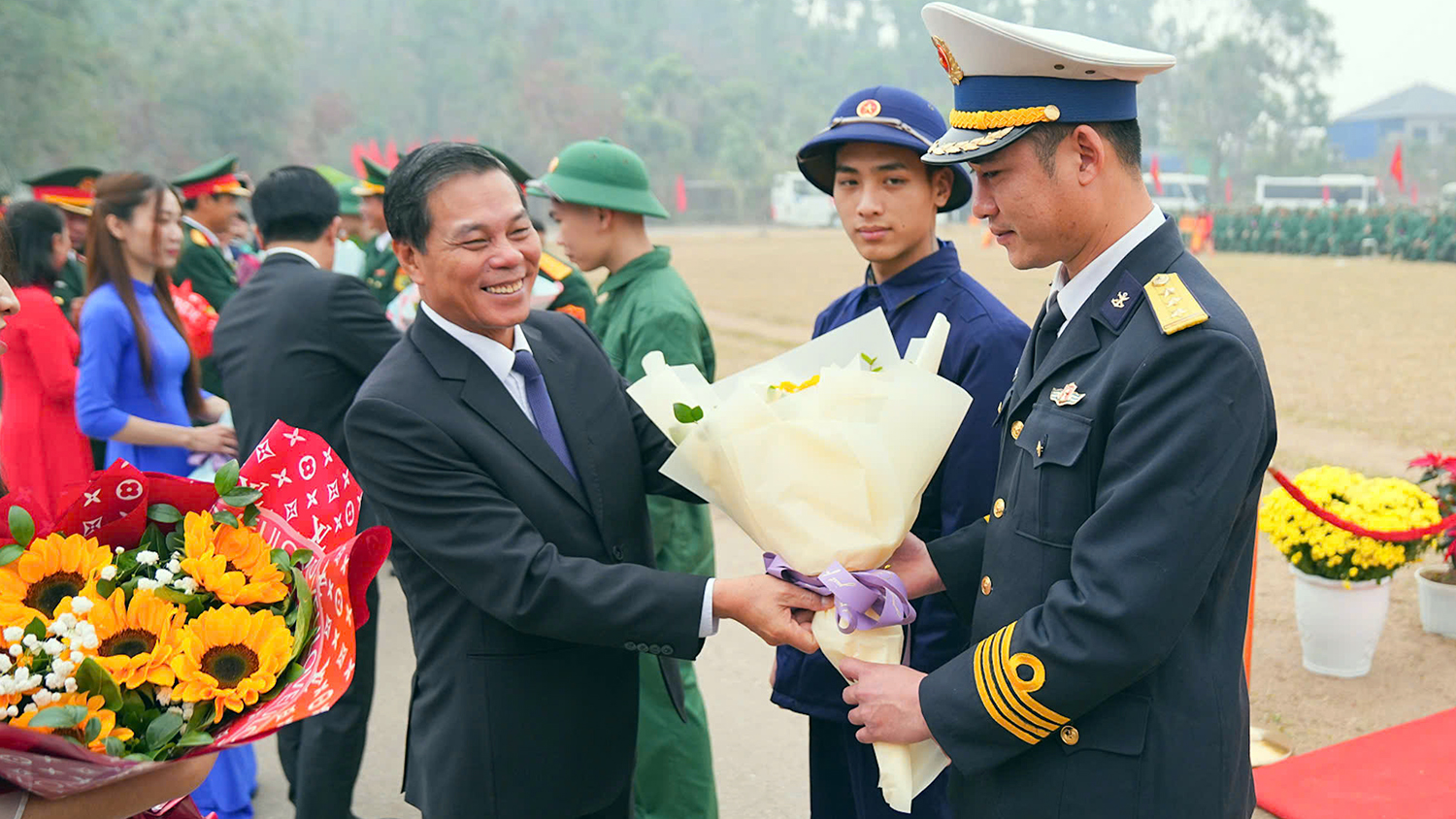 Cô gái Hải Phòng gác bằng đại học xung phong nhập ngũ