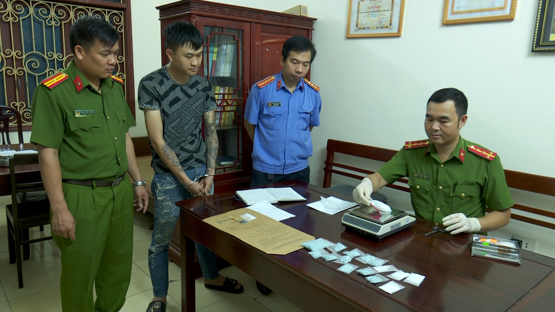Bắt giữ nam thanh niên mang theo súng đi bán ma túy tại Ninh Bình