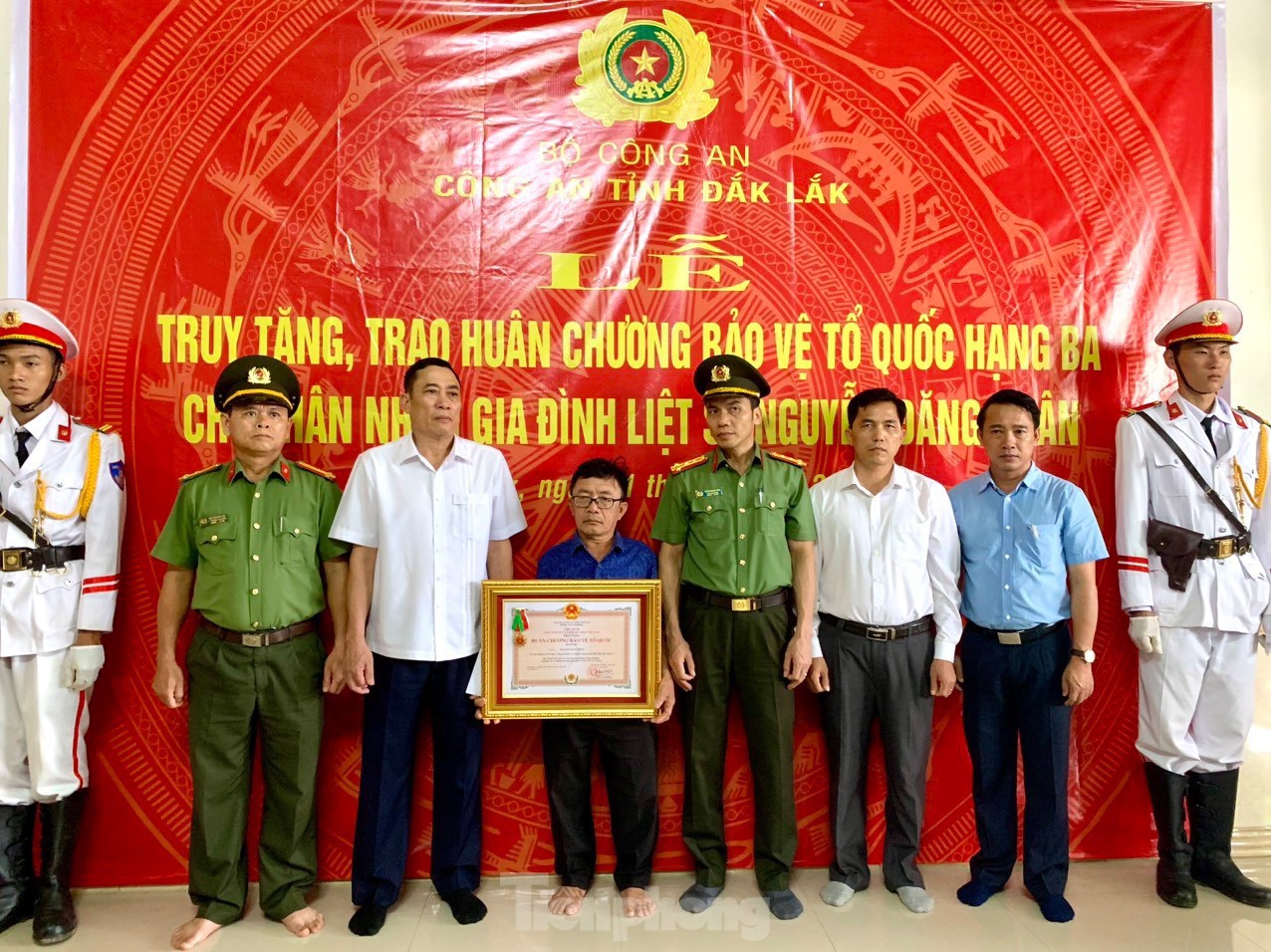 Trao Huân chương bảo vệ Tổ quốc hạng Ba cho gia đình các liệt sĩ ở Đắk Lắk