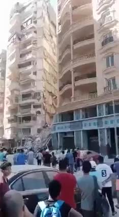 Video hiện trường sập tòa nhà 13 tầng, nhiều người bị mắc kẹt