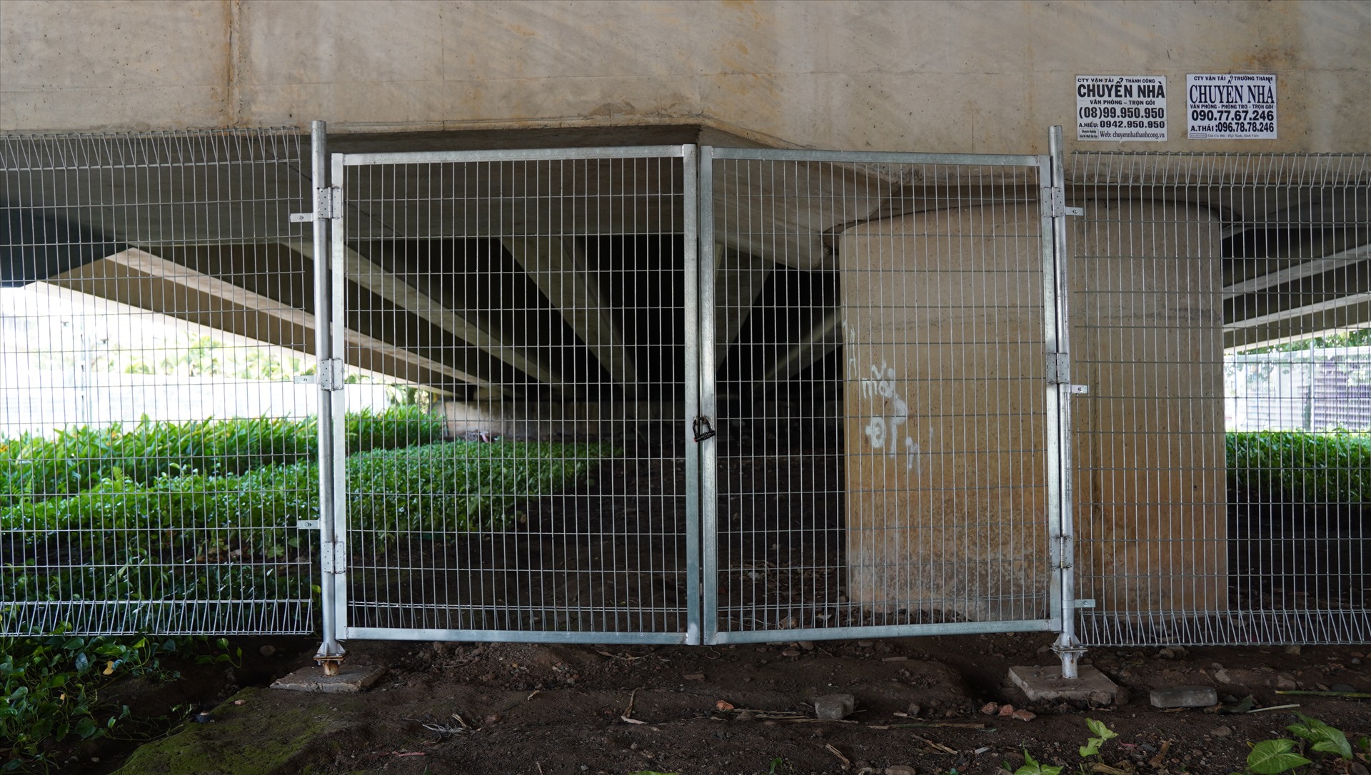 Nhiều gầm cầu ở TPHCM được lắp hàng rào cao 3 m ngăn nạn đổ trộm rác