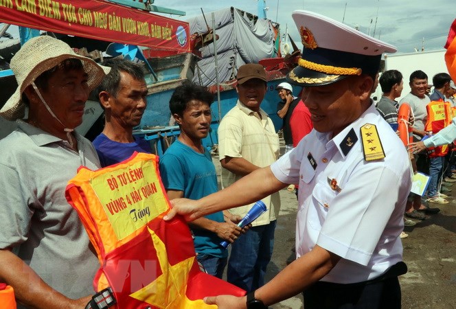 Ninh Thuận: Hải quân Việt Nam làm điểm tựa ngư dân vươn khơi, bám biển