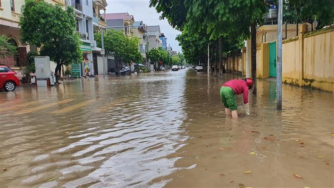 Vĩnh Phúc: Nhiều tuyến đường ở thành phố Vĩnh Yên ngập sâu do mưa lớn