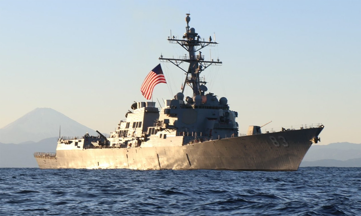 Khu trục hạm Mỹ mắc cạn gần Bali