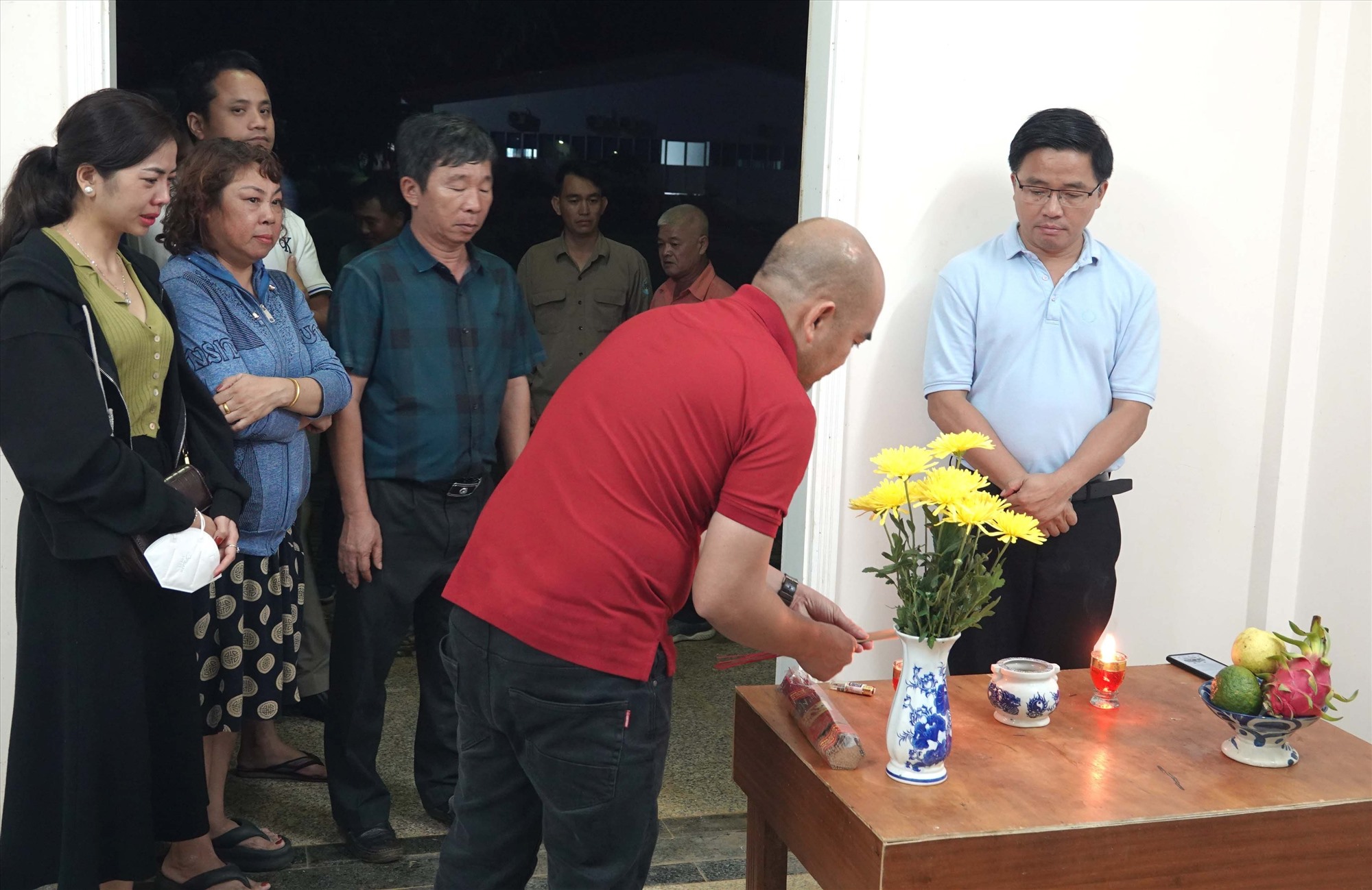 CLB Hoàng Anh Gia Lai cùng gia đình lo hậu sự cho các nạn nhân sau tai nạn giao thông