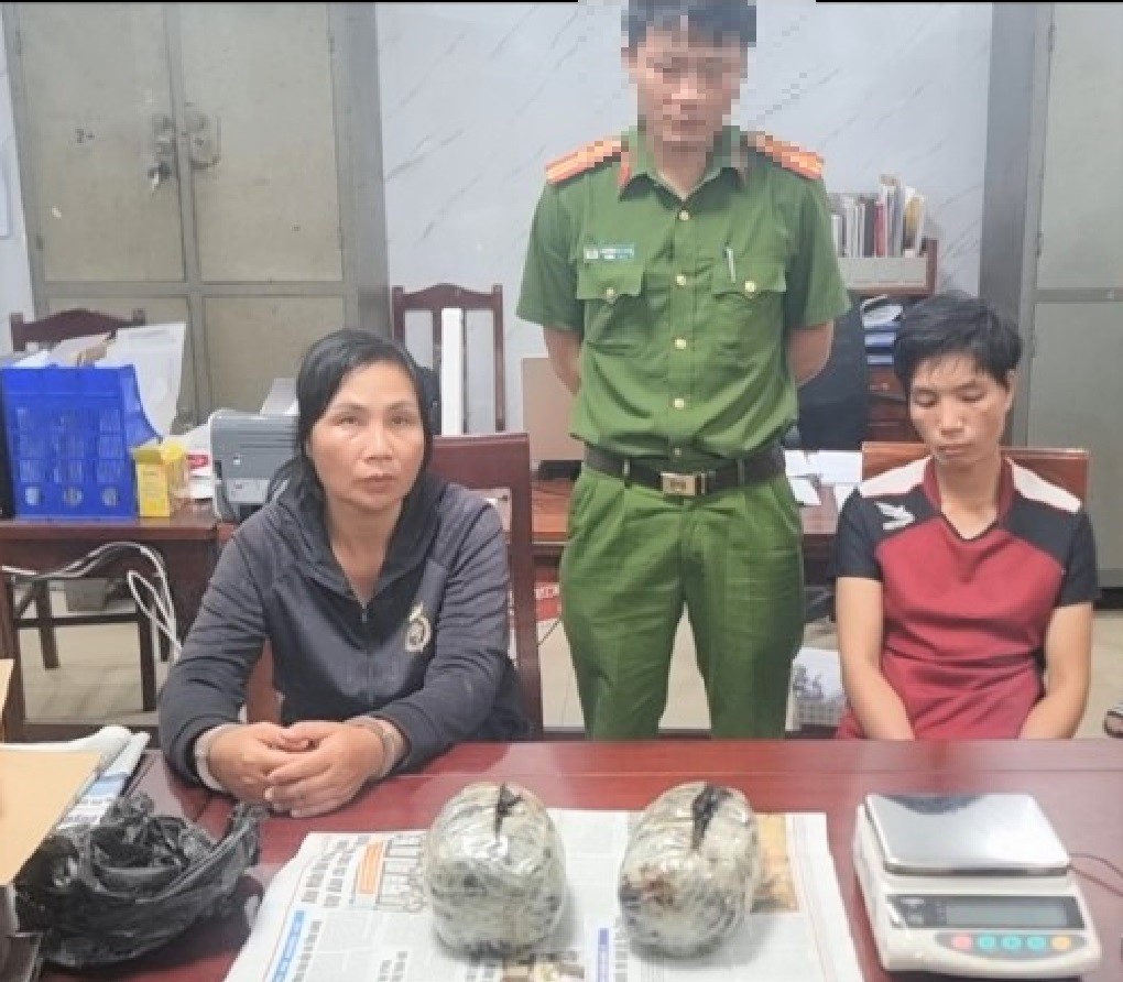 Bắt 2 phụ nữ vận chuyển 5kg thuốc phiện từ nước ngoài về Việt Nam