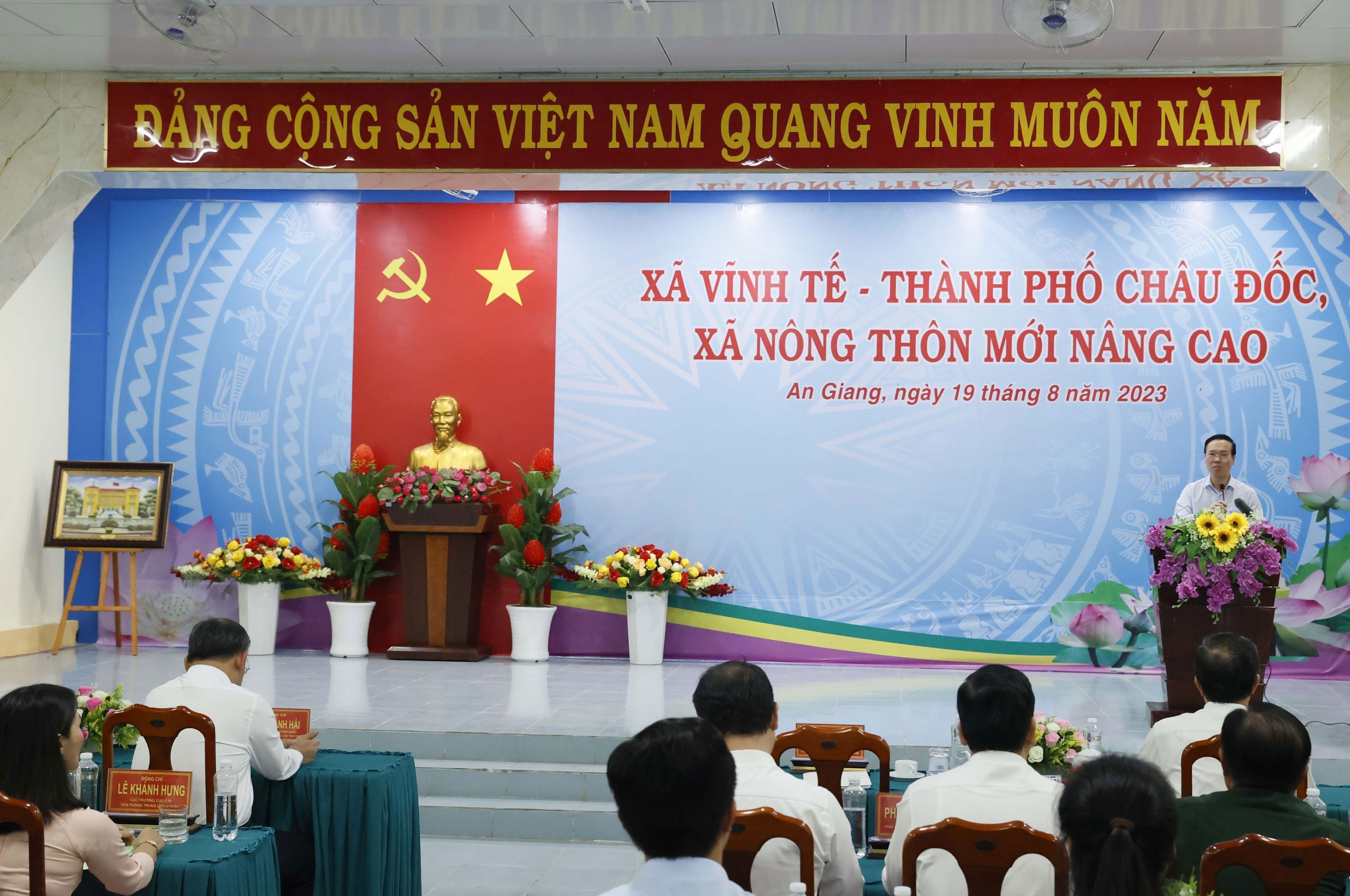 Chủ tịch nước thăm xã nông thôn mới nâng cao Vĩnh Tế ở An Giang