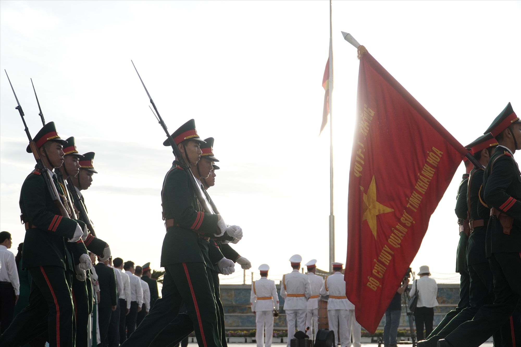Thiêng liêng lễ thượng cờ trên biển Nha Trang ngày Quốc khánh