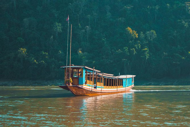 Lào: Lật thuyền trên sông Mekong, nhiều người thiệt mạng và mất tích
