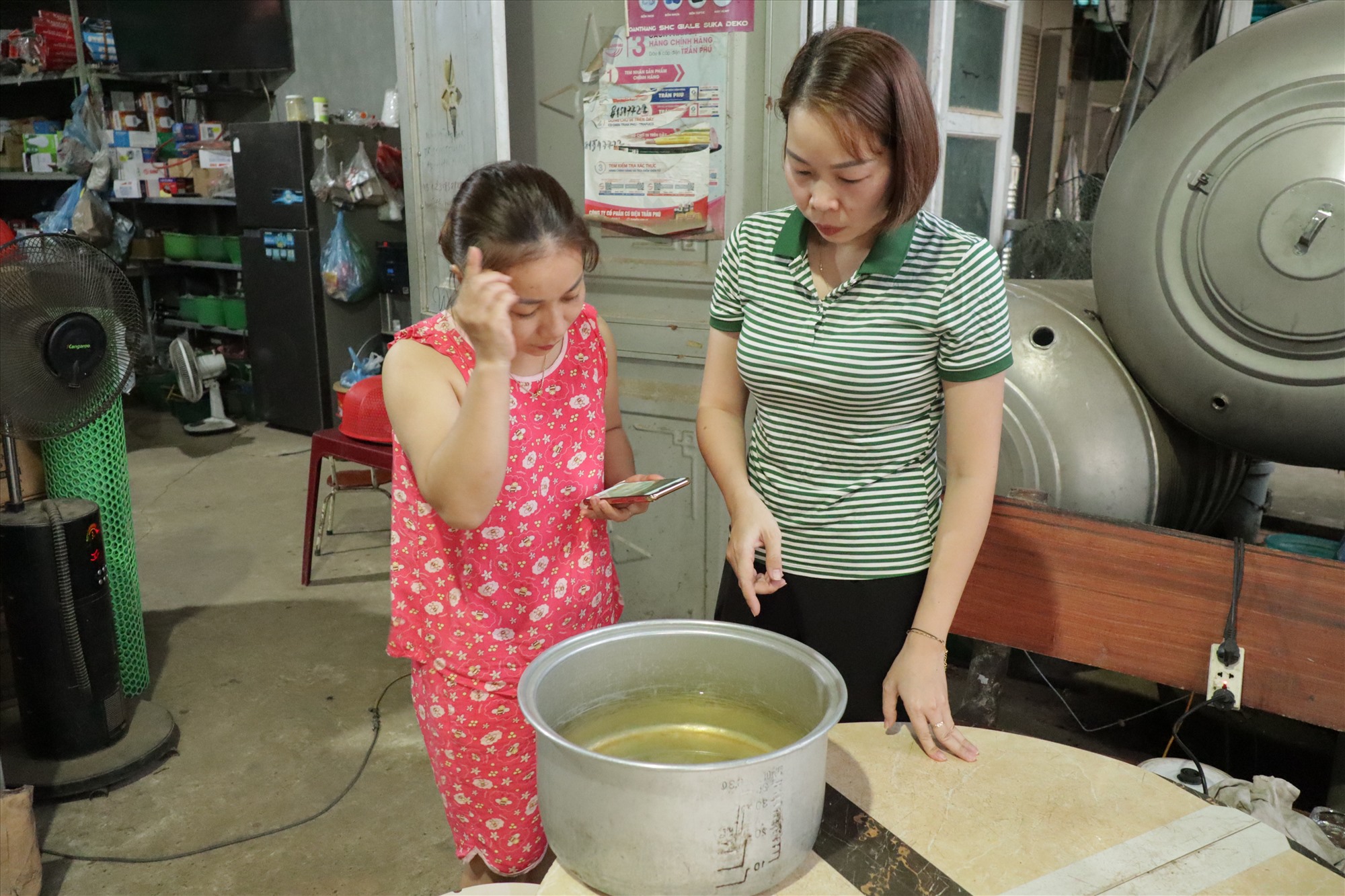 Người dân thị trấn Cao Phong bức xúc vì nước sạch có màu vàng, mùi tanh