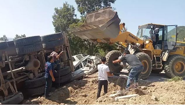 Thổ Nhĩ Kỳ: Xe tải lao vào đoàn người đưa tang, 5 người thiệt mạng