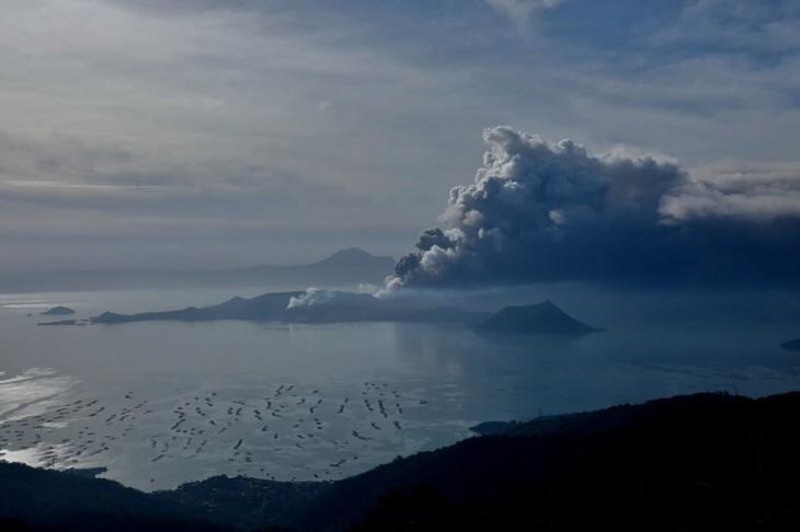 Núi lửa Philippines phun trào, hàng loạt trường học đóng cửa