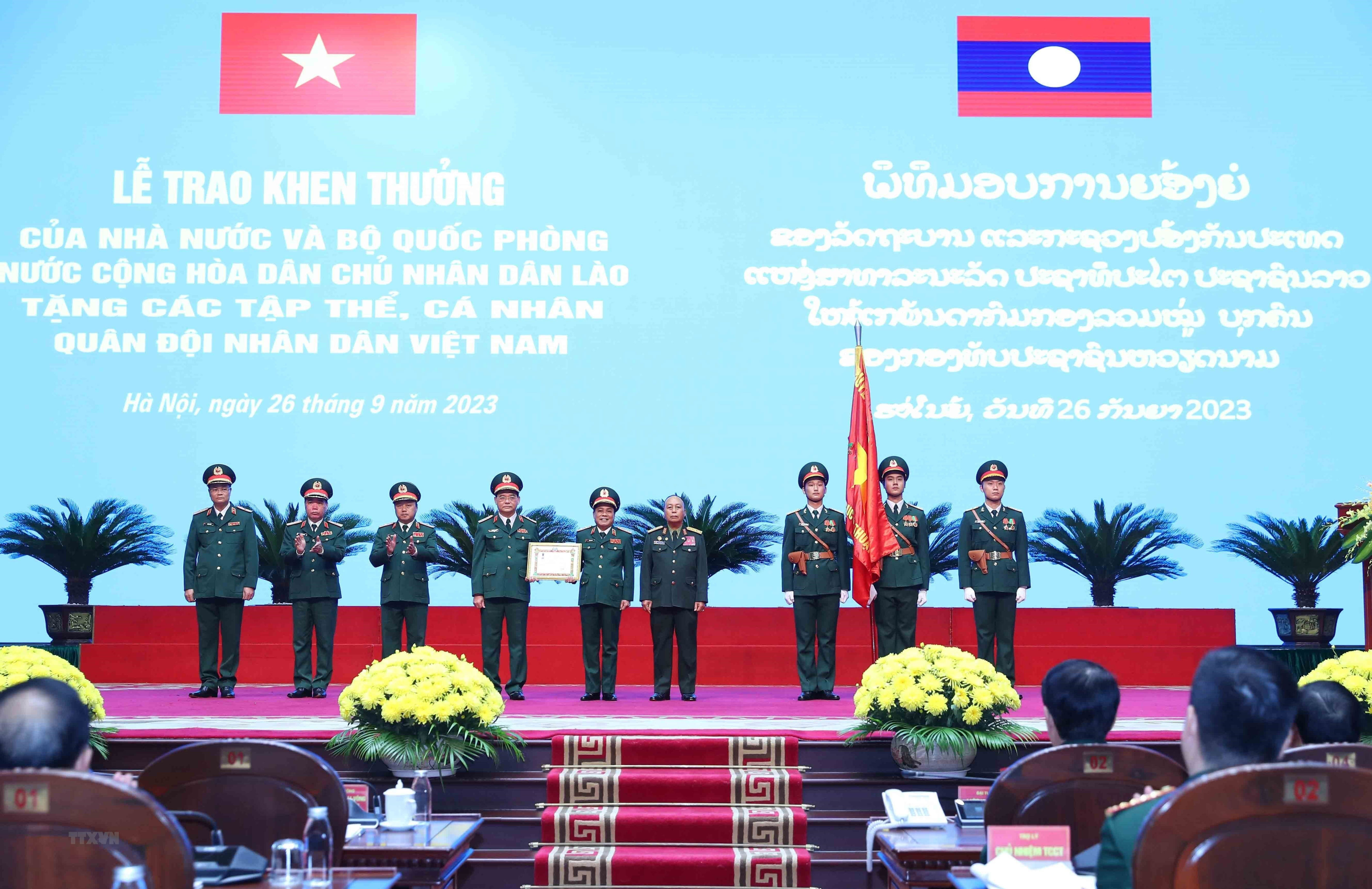Nhà nước và BQP Lào khen thưởng 68 tập thể, cá nhân QĐND Việt Nam