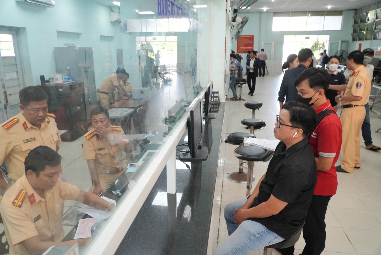 Điều kiện để người ngoại tỉnh có thể đăng ký xe tại Hà Nội, TPHCM