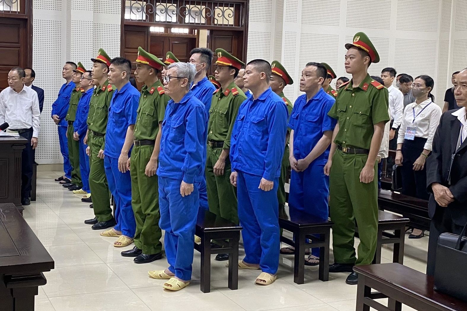 16 người bị xét xử trong vụ AIC 'độc diễn đấu thầu' ở Quảng Ninh