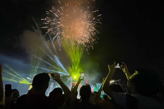 Người dân nô nức xem bắn pháo hoa tại Lễ hội Cá tôm sông Đà Hòa Bình